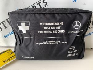 Gebruikte EHBO kit Mercedes R (W251) 3.0 320 CDI 24V 4-Matic Prijs € 14,95 Margeregeling aangeboden door Sterparts Mercedes specialist