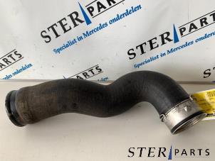 Gebruikte Intercooler Slang Mercedes R (W251) 3.0 320 CDI 24V 4-Matic Prijs € 14,95 Margeregeling aangeboden door Sterparts Mercedes specialist