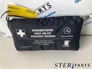 Gebruikte EHBO kit Mercedes C (W203) 1.8 C-180K 16V Prijs € 14,95 Margeregeling aangeboden door Sterparts Mercedes specialist