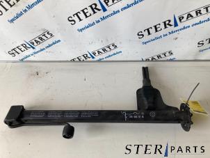 Gebruikte Krik Mercedes E (W210) 2.2 E-220 CDI 16V Prijs € 25,00 Margeregeling aangeboden door Sterparts Mercedes specialist