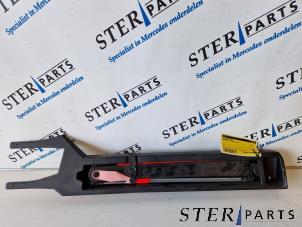 Gebruikte Gevarendriehoek Mercedes C Sportcoupé (C203) 1.8 C-180K 16V Prijs € 19,95 Margeregeling aangeboden door Sterparts Mercedes specialist