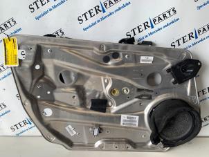 Gebruikte Ruitmechaniek 4Deurs links-voor Mercedes C Estate (S204) 2.2 C-220 CDI 16V Prijs € 34,95 Margeregeling aangeboden door Sterparts Mercedes specialist
