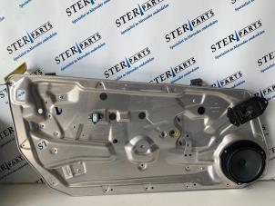Gebruikte Raammechaniek 2Deurs links-voor Mercedes C (C204) 1.8 C-180 CGI 16V BlueEfficiency Prijs € 60,00 Margeregeling aangeboden door Sterparts Mercedes specialist