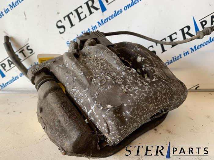 Remklauw (Tang) rechts-voor van een Mercedes-Benz E (W211) 2.7 E-270 CDI 20V 2003