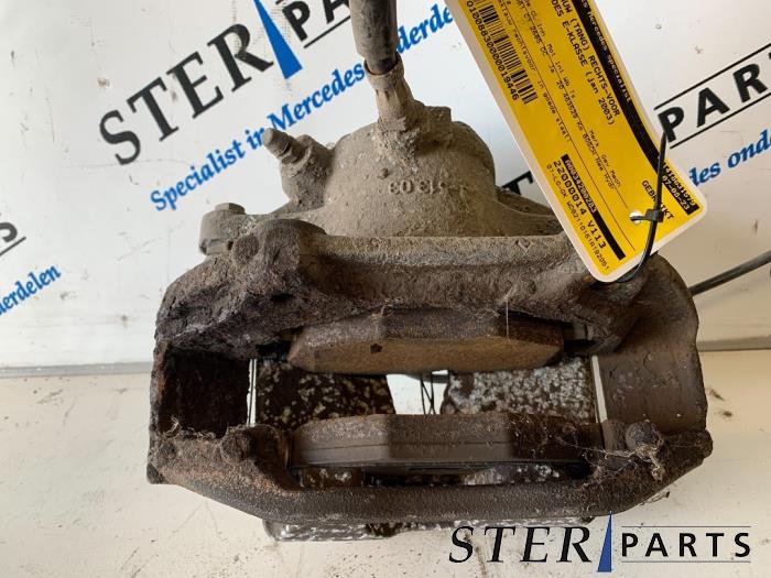 Remklauw (Tang) rechts-voor van een Mercedes-Benz E (W211) 2.7 E-270 CDI 20V 2003