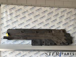 Gebruikte Bodem beschermplaat Mercedes C (W204) 2.2 C-200 CDI 16V Eco Prijs € 50,00 Margeregeling aangeboden door Sterparts Mercedes specialist