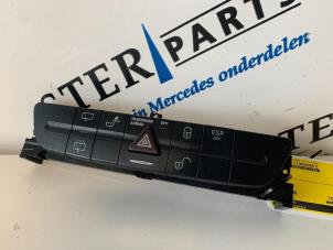 Gebruikte Schakelaar Paniekverlichting Mercedes E Combi (S211) 2.2 E-220 CDI 16V Prijs € 44,95 Margeregeling aangeboden door Sterparts Mercedes specialist
