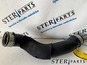 Gebruikte Intercooler Slang Mercedes E Combi (S211) 2.2 E-220 CDI 16V Prijs € 15,00 Margeregeling aangeboden door Sterparts Mercedes specialist