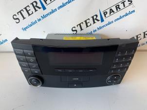 Gebruikte Radio CD Speler Mercedes E (W211) 2.2 E-200 CDI 16V Prijs € 75,00 Margeregeling aangeboden door Sterparts Mercedes specialist