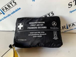 Gebruikte EHBO kit Mercedes B (W246,242) 1.6 B-180 BlueEFFICIENCY Turbo 16V Prijs € 14,95 Margeregeling aangeboden door Sterparts Mercedes specialist