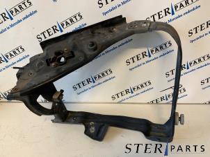 Gebruikte Koplampframe links Mercedes R (W251) 3.0 320 CDI 24V 4-Matic Prijs € 50,00 Margeregeling aangeboden door Sterparts Mercedes specialist