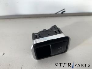 Gebruikte Elektrisch Raam Schakelaar Mercedes C Estate (S204) 2.2 C-180 CDI 16V BlueEFFICIENCY Prijs € 8,50 Margeregeling aangeboden door Sterparts Mercedes specialist