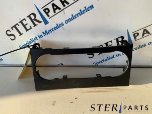 Gebruikte Dashboard sierlijst Mercedes C Estate (S204) 2.2 C-180 CDI 16V BlueEFFICIENCY Prijs € 12,50 Margeregeling aangeboden door Sterparts Mercedes specialist