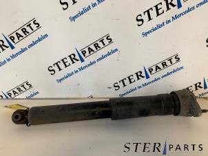 Gebruikte Schokdemper rechts-achter Mercedes E Estate (S212) E-220 CDI 16V BlueEfficiency Prijs € 34,95 Margeregeling aangeboden door Sterparts Mercedes specialist