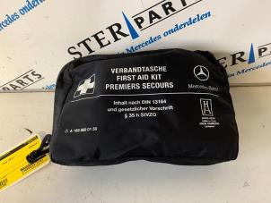 Gebruikte EHBO kit Mercedes E (W212) E-350 CDI BlueEfficiency 3.0 V6 24V Prijs € 14,95 Margeregeling aangeboden door Sterparts Mercedes specialist