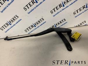 Gebruikte Ruitenwisserarm voor Mercedes E (W212) E-350 CDI BlueEfficiency 3.0 V6 24V Prijs € 19,50 Margeregeling aangeboden door Sterparts Mercedes specialist