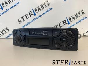Gebruikte Radio CD Speler Mercedes C (W203) 1.8 C-200 CGI 16V Prijs € 75,00 Margeregeling aangeboden door Sterparts Mercedes specialist