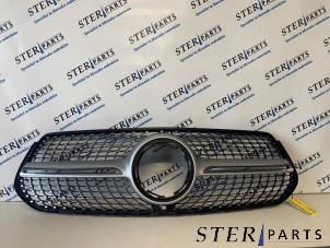 Gebruikte Grille Mercedes GLE (V167) 350 e 2.0 16V 4-Matic Prijs € 149,50 Margeregeling aangeboden door Sterparts Mercedes specialist