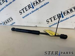 Gebruikte Achterklepdemper links-achter Mercedes SLK (R171) 3.5 350 V6 24V Prijs € 7,50 Margeregeling aangeboden door Sterparts Mercedes specialist