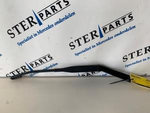 Gebruikte Ruitenwisserarm voor Mercedes SLK (R170) 2.3 230 K 16V Prijs € 14,95 Margeregeling aangeboden door Sterparts Mercedes specialist