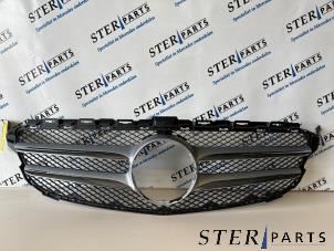 Gebruikte Grille Mercedes C (W205) C-200 2.0 CGI 16V Prijs € 49,50 Margeregeling aangeboden door Sterparts Mercedes specialist