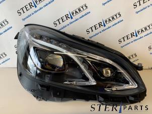 Nieuwe Rechter Koplamp Mercedes E (W212) E-200 CGI 16V BlueEfficiency Prijs € 1.324,95 Inclusief btw aangeboden door Sterparts Mercedes specialist