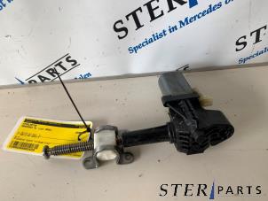 Gebruikte Stoelmotor Mercedes SL (R230) 5.0 SL-500 V8 24V Prijs € 49,50 Margeregeling aangeboden door Sterparts Mercedes specialist
