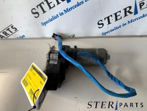 Gebruikte Stoelmotor Mercedes SL (R230) 5.0 SL-500 V8 24V Prijs € 49,50 Margeregeling aangeboden door Sterparts Mercedes specialist