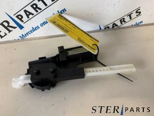 Gebruikte Stoelmotor Mercedes SL (R230) 5.0 SL-500 V8 24V Prijs € 124,50 Margeregeling aangeboden door Sterparts Mercedes specialist