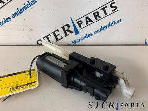 Gebruikte Stoelmotor Mercedes SL (R230) 5.0 SL-500 V8 24V Prijs € 124,50 Margeregeling aangeboden door Sterparts Mercedes specialist