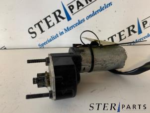 Gebruikte Stoelmotor Mercedes SL (R230) 5.0 SL-500 V8 24V Prijs € 49,50 Margeregeling aangeboden door Sterparts Mercedes specialist