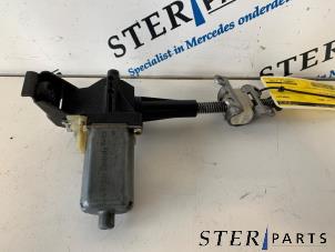 Gebruikte Stoelmotor Mercedes SL (R230) 5.0 SL-500 V8 24V Prijs € 49,50 Margeregeling aangeboden door Sterparts Mercedes specialist