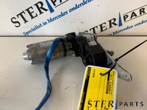 Gebruikte Stoelmotor Mercedes SL (R230) 5.0 SL-500 V8 24V Prijs € 49,50 Margeregeling aangeboden door Sterparts Mercedes specialist