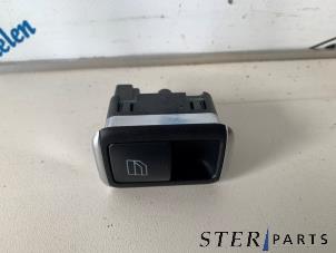 Gebruikte Ruit schakelaar elektrisch Mercedes C (W204) 2.2 C-180 CDI 16V BlueEFFICIENCY Prijs € 8,50 Margeregeling aangeboden door Sterparts Mercedes specialist