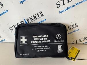 Gebruikte EHBO kit Mercedes B (W245,242) 2.0 B-200 16V Turbo Prijs € 14,95 Margeregeling aangeboden door Sterparts Mercedes specialist