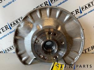 Gebruikte Fusee rechts-achter Mercedes ML III (166) 3.0 ML-400 V6 24V Turbo 4-Matic Prijs € 99,95 Margeregeling aangeboden door Sterparts Mercedes specialist