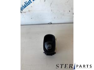Gebruikte Ruit schakelaar elektrisch Mercedes C (W203) 2.7 C-270 CDI 20V Prijs € 9,95 Margeregeling aangeboden door Sterparts Mercedes specialist