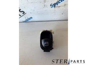 Gebruikte Ruit schakelaar elektrisch Mercedes C (W203) 2.7 C-270 CDI 20V Prijs € 9,95 Margeregeling aangeboden door Sterparts Mercedes specialist