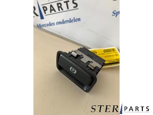 Gebruikte Handrem schakelaar Mercedes SL (R231) 350 CGI 3.5 V6 24V Prijs € 14,95 Margeregeling aangeboden door Sterparts Mercedes specialist
