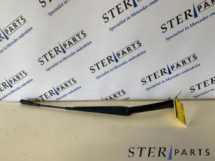 Gebruikte Ruitenwisserarm voor Mercedes B (W246) 1.8 B-180 CDI BlueEFFICIENCY 16V Prijs € 14,95 Margeregeling aangeboden door Sterparts Mercedes specialist