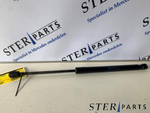 Gebruikte Kofferdekseldemper rechts-achter Mercedes SL (R231) 350 CGI 3.5 V6 24V Prijs € 14,95 Margeregeling aangeboden door Sterparts Mercedes specialist