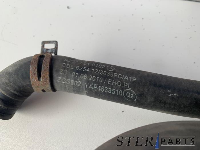 Radiateurslang van een Mercedes-Benz SL (R231) 350 CGI 3.5 V6 24V 2013