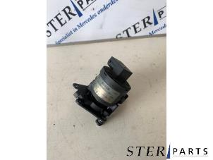Gebruikte Gaspedaalpositie Sensor Mercedes Sprinter 2t (901/902) 210D Prijs € 124,50 Margeregeling aangeboden door Sterparts Mercedes specialist