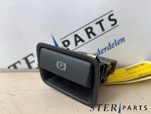 Gebruikte Handrem schakelaar Mercedes B (W246) 1.8 B-180 CDI BlueEFFICIENCY 16V Prijs € 14,95 Margeregeling aangeboden door Sterparts Mercedes specialist