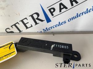 Gebruikte Antenne Mercedes S (W221) 4.0 S-420 CDI V8 32V Prijs € 14,95 Margeregeling aangeboden door Sterparts Mercedes specialist