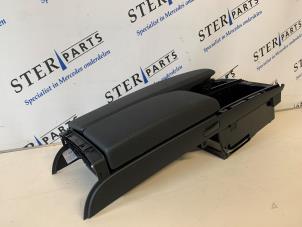 Gebruikte Armleuning Mercedes C (W204) 1.6 C-180 16V BlueEfficiency Prijs € 50,00 Margeregeling aangeboden door Sterparts Mercedes specialist