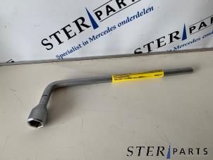 Gebruikte Wielmoersleutel Mercedes S (W221) 4.0 S-420 CDI V8 32V Prijs € 7,50 Margeregeling aangeboden door Sterparts Mercedes specialist