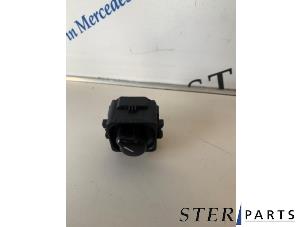 Gebruikte Spiegel Schakelaar Mercedes SLK (R170) 2.0 200 16V Prijs € 19,95 Margeregeling aangeboden door Sterparts Mercedes specialist