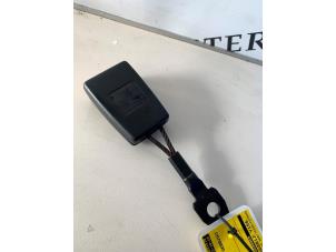 Gebruikte Veiligheidsgordel Insteek links-voor Mercedes SLK (R170) 2.0 200 16V Prijs € 14,95 Margeregeling aangeboden door Sterparts Mercedes specialist
