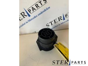 Gebruikte Luchtmassameter Mercedes SLK (R170) 2.3 230 K 16V Prijs € 39,50 Margeregeling aangeboden door Sterparts Mercedes specialist